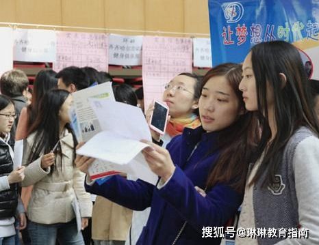 211女硕士育儿4年，38岁职场复出，为何只能选择收银员岗位？