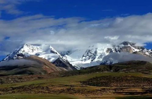 内蒙古有哪些著名山峰和山脉？探索草原上的巍峨景观