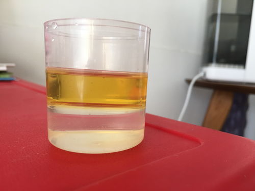 湿化瓶中应加多少蒸馏水及酒精混合液的作用是什么？